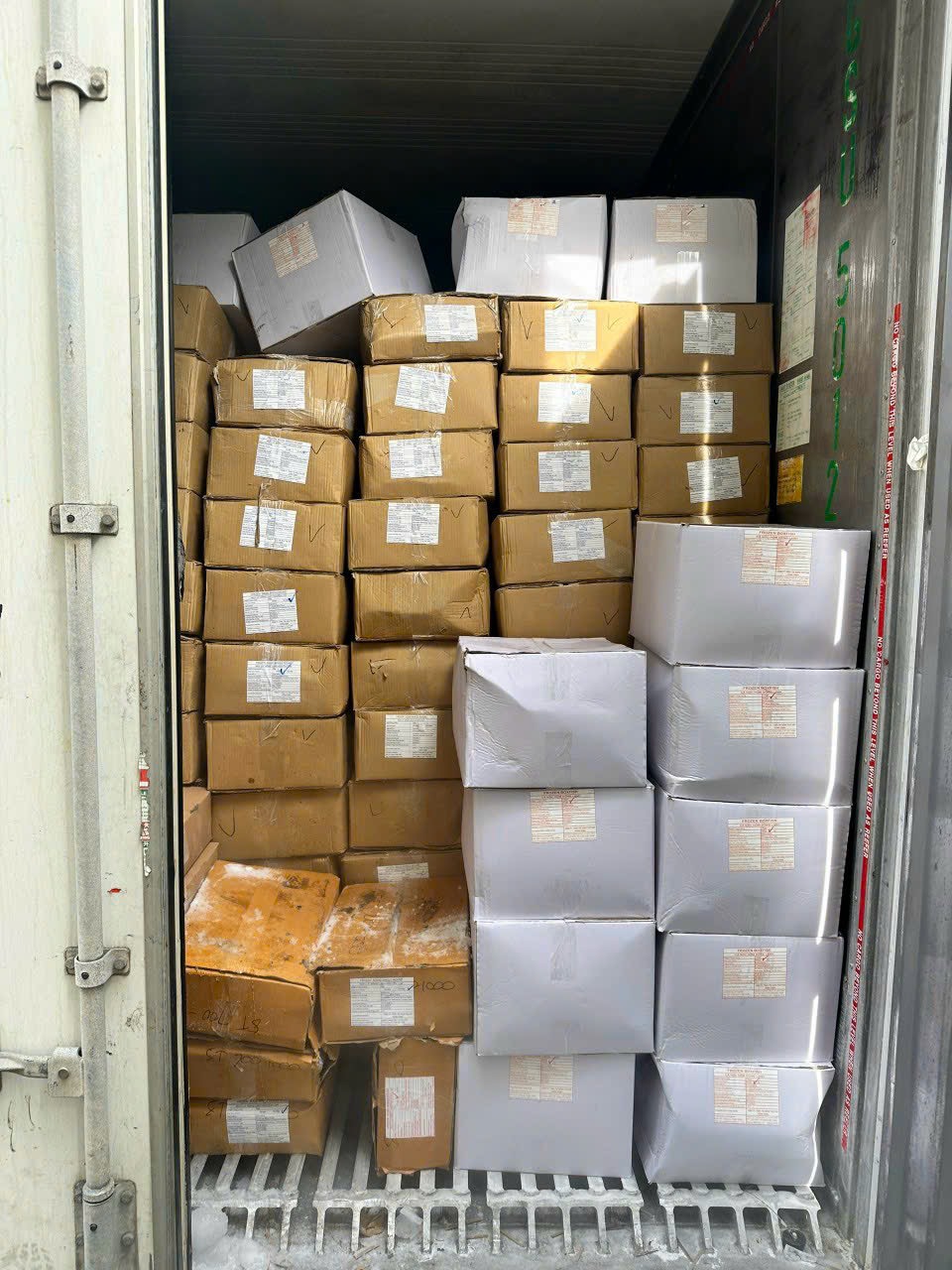 Refrigerated container loading seafood exports from Vietnam to South Korea
