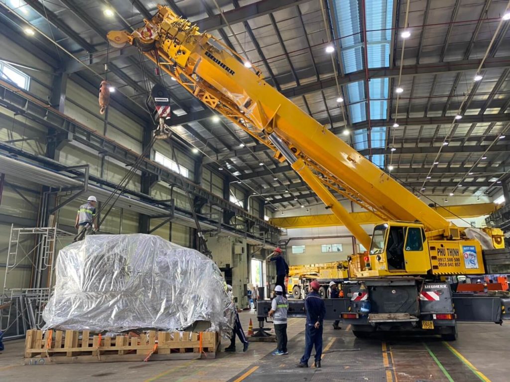 Mobile crane lifting 49-ton cold press machine at Nhon Trach 5 Industrial Zone