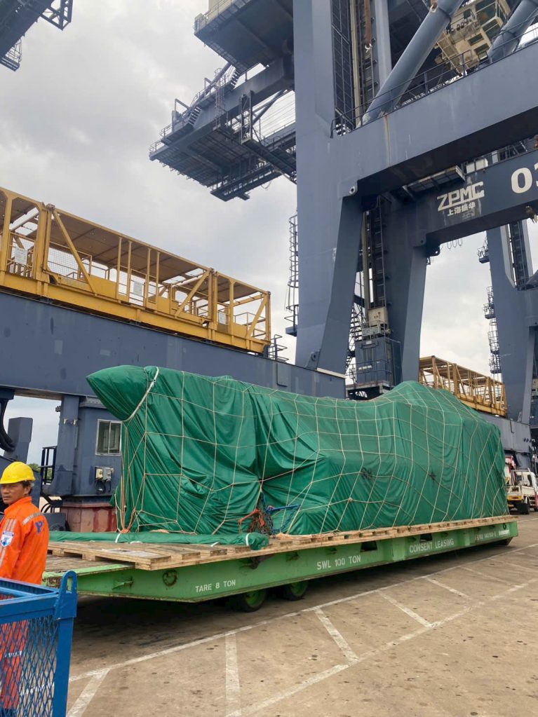 60-ton crane lifting heavy machinery under AlphaTrans supervision at Hiep Phuoc Port
