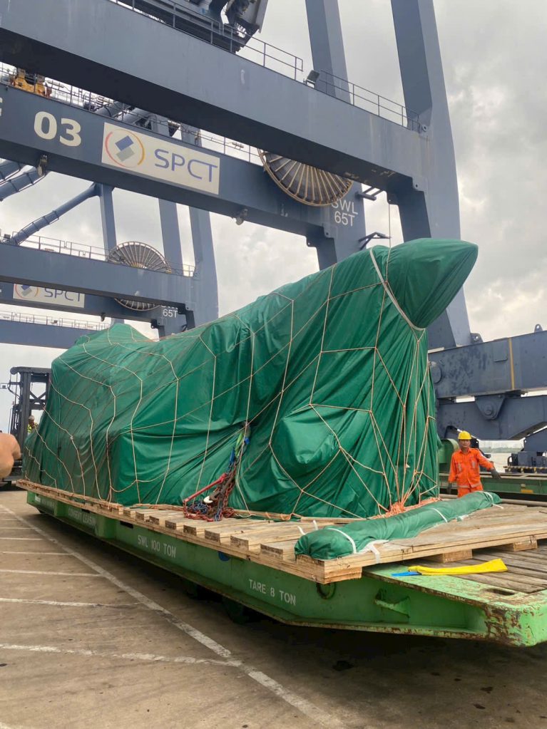 60-ton crane lifting heavy machinery under AlphaTrans supervision at Hiep Phuoc Port